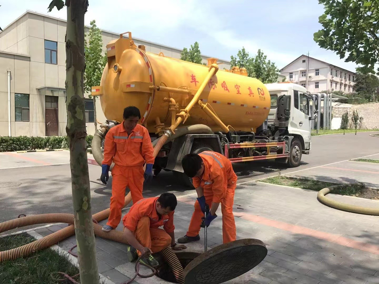 宁河管道疏通车停在窨井附近