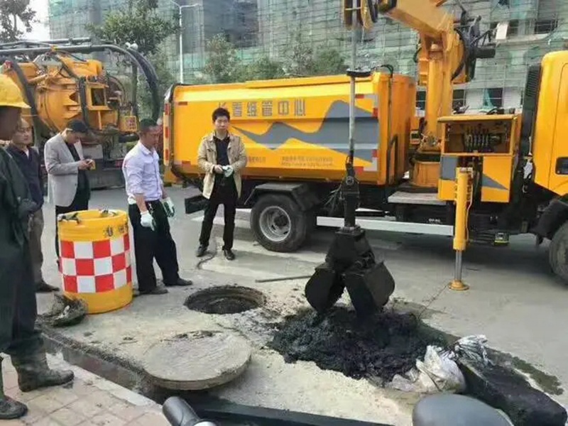 宁河街道：网格员化身“清道夫”，为民解忧疏通“堵心”化粪池