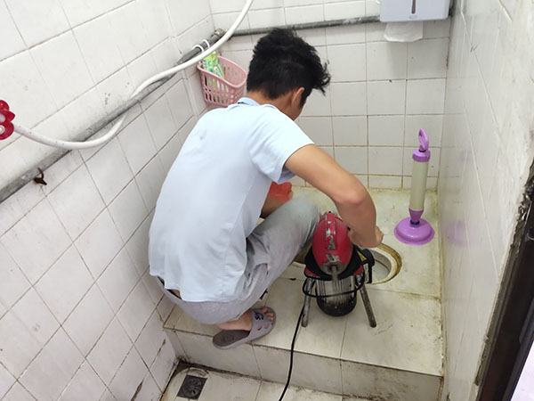 宁河管道堵塞冒臭气 专业师傅现场解决问题